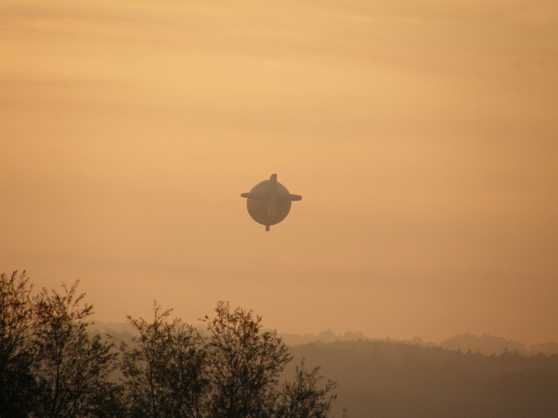 Zeppelin im Abendhimmel