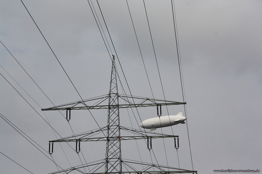 Zeppelin und Stromleitung