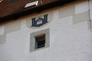 Turmfenster mit Stadtwappen