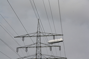 Zeppelin und Stromleitung