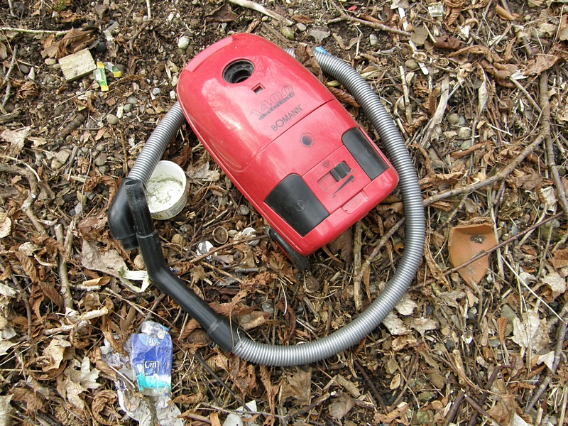 Staubsauger (!) im Wald