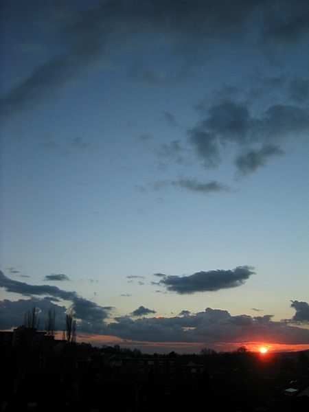 Sonnenkugel mit blauen Wolken