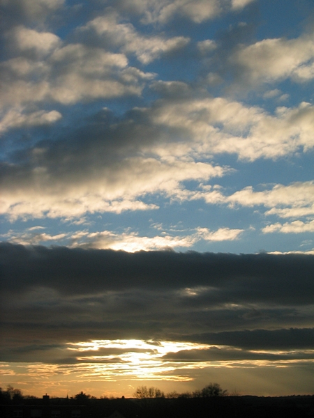 Silberwolken und graues Band