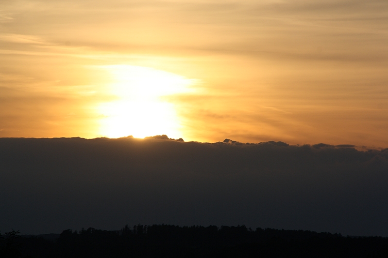 Heller und dunkler Himmel