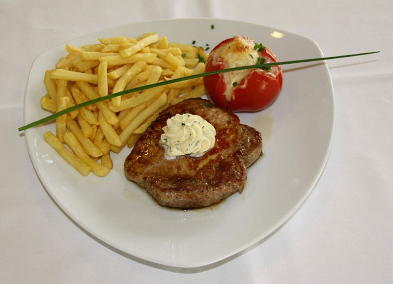 Schweinesteak mit Pommes Frites und Grilltomate