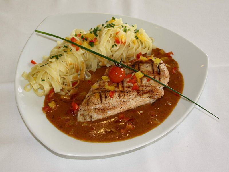 Saltimbocca von der Pute, gefüllt mit Salbei und italienischem Schinken