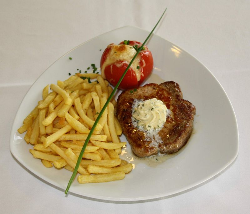 IMG_0139 Schweinesteak mit Grilltomate und Pommes