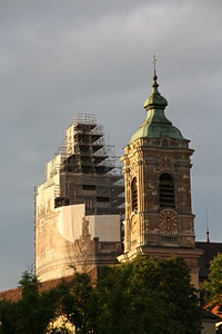 Basilika-Turm im Abendlicht (nah)